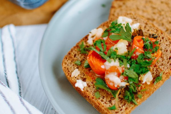 GRZANKI Z MOZZARELLĄ I PIECZONYMI POMDIORKAMI